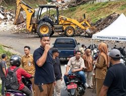 Bersama Seluruh Lurah, Hari ini Camat Telanaipura Lakukan Penutupan TPS di Pulau Kembang dekat FKIK UNJA