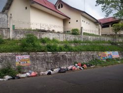 Di jantung pusat pemerintahan provinsi jambi, sampah rumah tangga berserakan..