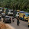 Masyarakat yg tergabung di MPLLB kerja nyata mengurai kemacetan jln lintas mobil angkutan batu bara di Tanjung pauh kab muaro Jambi