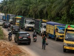 Masyarakat yg tergabung di MPLLB kerja nyata mengurai kemacetan jln lintas mobil angkutan  batu bara di Tanjung pauh kab muaro Jambi