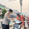 POLISI BERSAMA MASYARAKAT, KAPOLRESTA JAMBI TURUN LANGSUNG GATUR LALIN DAN BAGIKAN MASKER