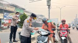 POLISI BERSAMA MASYARAKAT, KAPOLRESTA JAMBI TURUN LANGSUNG GATUR LALIN DAN BAGIKAN MASKER