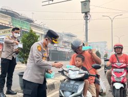 POLISI BERSAMA MASYARAKAT, KAPOLRESTA JAMBI TURUN LANGSUNG GATUR LALIN DAN BAGIKAN MASKER